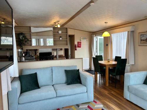 Holiday Home with Private Hot Tub in Brading