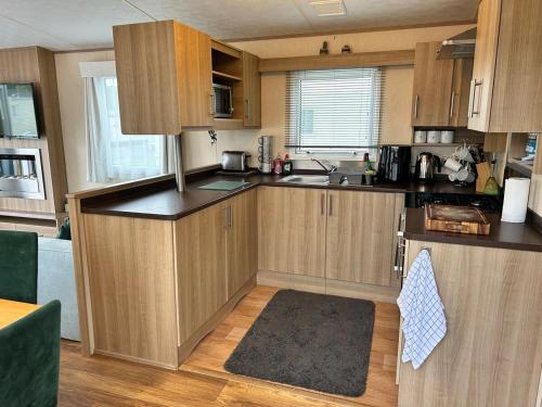 Holiday Home with Private Hot Tub in Brading