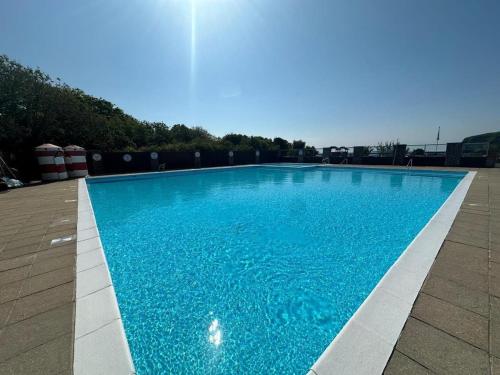 Holiday Home with Private Hot Tub in Brading