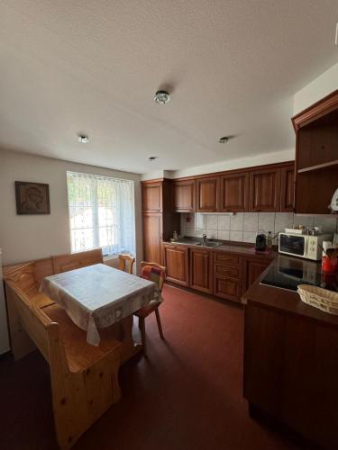 Konyha, Autofrei gleich vor der Haustür (Autofrei gleich vor der Haustur) in Linthal