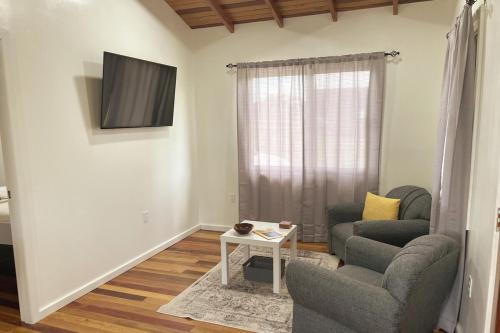 Instalaciones, Full Belizean Cabin in Billy White