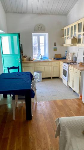 virtuve, Charming house in Ormos Korthiou (Cyclades)