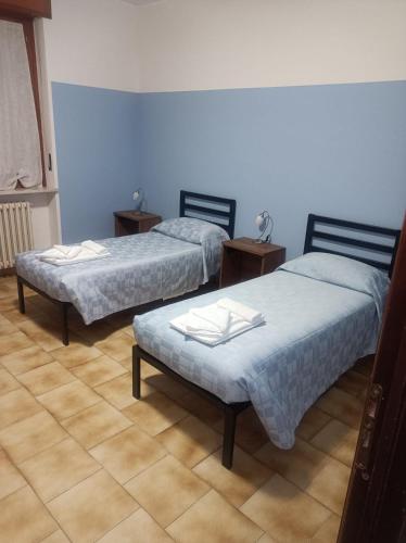 2 twin beds