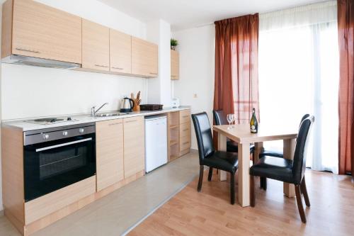 Seaside 1 BR Apartment with balcony, max 4 Guests, 