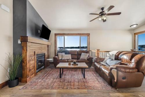 Scenic 4br Cabin Whot Tub And Wrap Around Porch in Island Park, USA