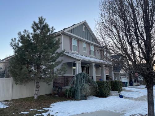 Beautiful Single Family Home in Sandy Beautiful Single Family Home in Sandy