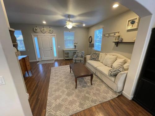 Beautiful Single Family Home in Sandy Beautiful Single Family Home in Sandy