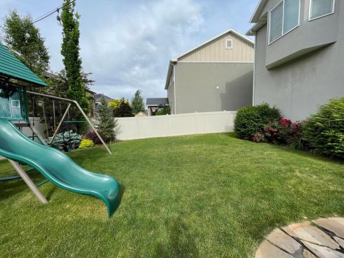 Beautiful Single Family Home in Sandy Beautiful Single Family Home in Sandy