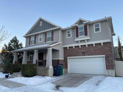 Beautiful Single Family Home in Sandy Beautiful Single Family Home in Sandy