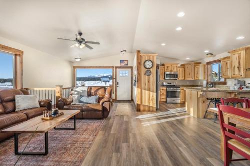 Scenic 4br Cabin Whot Tub And Wrap Around Porch in Island Park, USA
