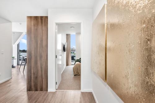 Parnell Haven 2BRM Apartment with Deck, Parking & City Views, Auckland (photo 4)