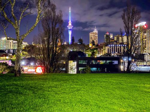 Parnell Haven 2BRM Apartment with Deck, Parking & City Views, Auckland (photo 5)