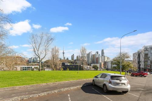 Parnell Haven 2BRM Apartment with Deck, Parking & City Views, Auckland (photo 11)