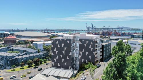 Parnell Haven 2BRM Apartment with Deck, Parking & City Views, Auckland (photo 6)