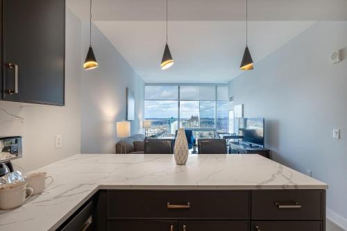 Konyha, Chic Apt with Indoor Pool & Gym-333-2509 in New Rochelle (New York)