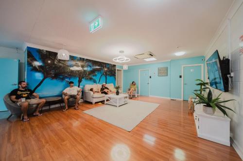 ห้องส่วนกลางสำหรับนั่งเล่น/ดูทีวี, Seaside Lodge Hostel Townsville- right next to coles, 2 mins walk to strand & CBD- Passport required in ทาวส์วิลล์