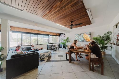 ห้องส่วนกลางสำหรับนั่งเล่น/ดูทีวี, Seaside Lodge Hostel Townsville- right next to coles, 2 mins walk to strand & CBD- Passport required in ทาวส์วิลล์