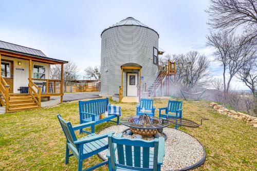 The Grainbury Silo and Cliffside Cabins River View