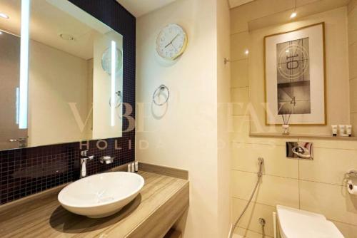Prime 1BR Location Minutes to Burj Dubai Mall by Vibel, Dubái (foto 5)
