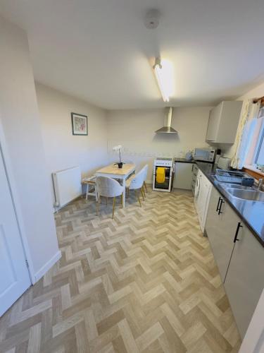 кухня, Modern & Cosy 3 Bedroom Inverkeithing home- Ideal for Edinburgh Dunfermline & St Andrews with Free P in Інверкейсінг
