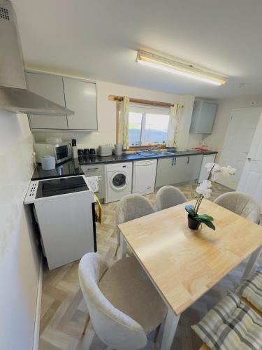 Modern & Cosy 3 Bedroom Inverkeithing home- Ideal for Edinburgh Dunfermline & St Andrews with Free P in Інверкейсінг