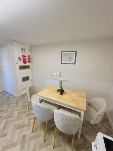 Modern & Cosy 3 Bedroom Inverkeithing home- Ideal for Edinburgh Dunfermline & St Andrews with Free P in Інверкейсінг