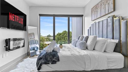 NEW Luxury Penthouse with AmazingViews King Bed in English Avenue