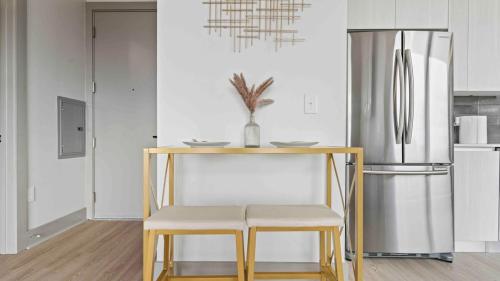 NEW! ChateauOasis PenthouseViews KingBed FreePark in English Avenue