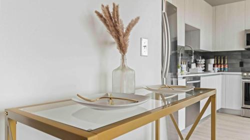 NEW! ChateauOasis PenthouseViews KingBed FreePark in English Avenue