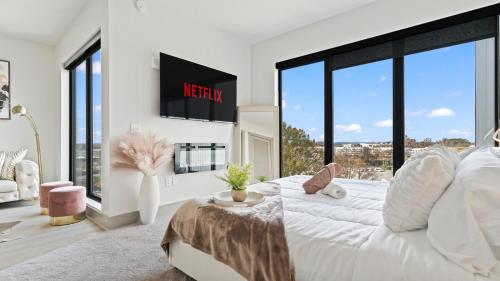 NEW! ChateauOasis PenthouseViews KingBed FreePark in English Avenue