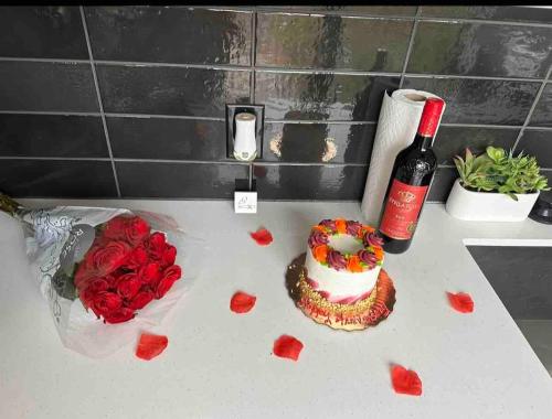 NEW! ChateauOasis PenthouseViews KingBed FreePark in English Avenue