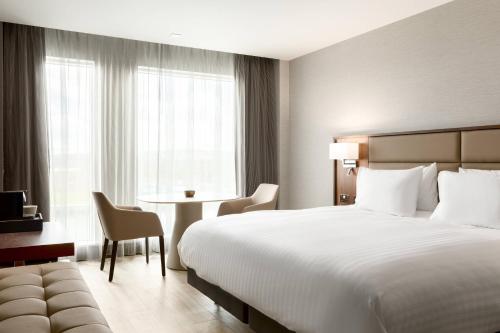 AC Hotel by Marriott Belfast - image 9