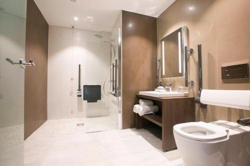 AC Hotel by Marriott Belfast - image 8