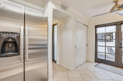 Relax by Pool and Play Tennis Biltmore Retreat! near ริคลี่ย์แมนชั่น