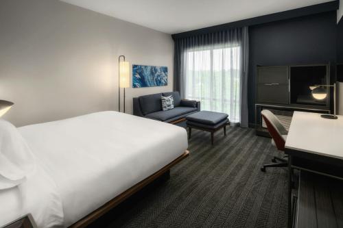 King Room with Sofa Bed and Courtyard View - Hearing Accessible