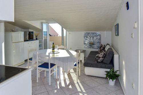 2 bedrooms, 3 beds