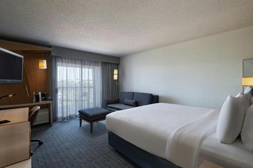 Courtyard by Marriott Austin The Domain Area - image 4