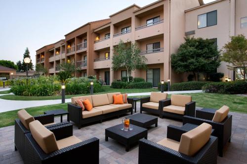 Courtyard by Marriott Bakersfield - image 12
