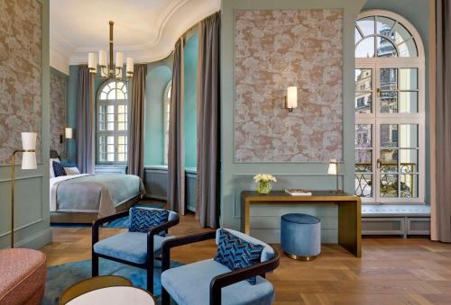 Junior Suite Castle View room in Hotel Taschenbergpalais Kempinski