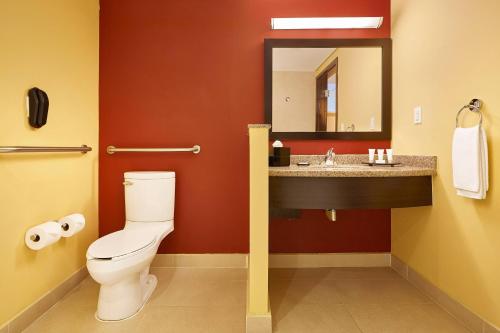 코트야드 바이 메리어트 레온 앳 더 폴리포럼 - 화장실