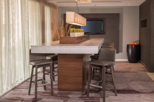Courtyard By Marriott Baltimore BWI Airport - image 10
