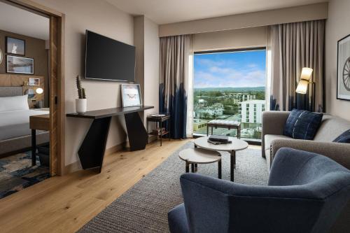 Luminary, 1 Bedroom Suite, 1 King, Sofa bed