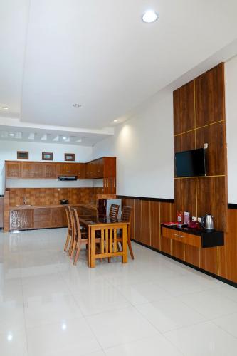 Shared lounge/TV area, Baratha Hotel & Resto in Bondowoso