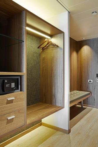 Superior Twin Room image 10
