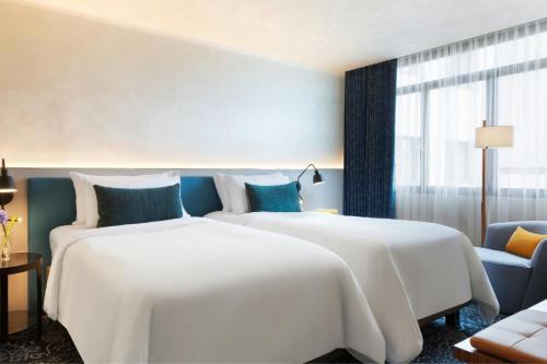 1 queen bed, 2 twin beds