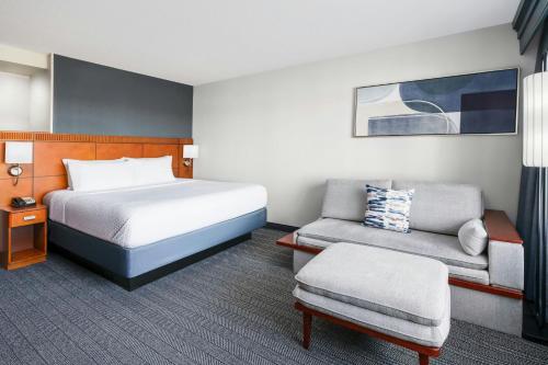 Courtyard By Marriott Farmington Room Type - Room, 1 King Bed with Sofa bed, Hearing Accessible