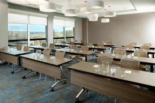 Courtyard by Marriott Akron Downtown - image 9