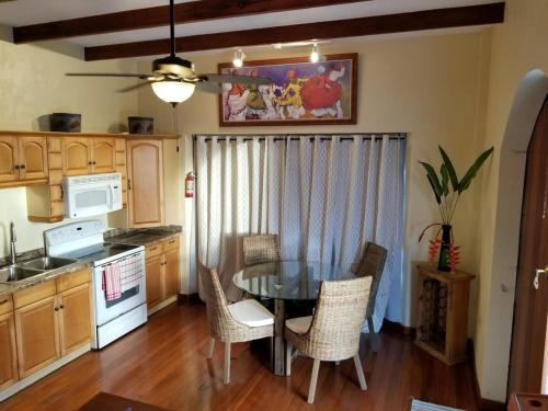 บริการและสิ่งอำนวยความสะดวก, The General's Place Lambeau, Tobago in ซิกนัลฮิลล์