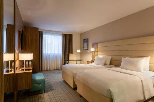Standard Room with twin beds image 4
