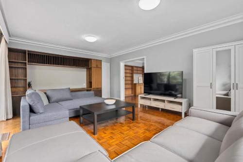 Cozy Lake Escape near Parliament, Embassies, Golf Club in Yarralumla